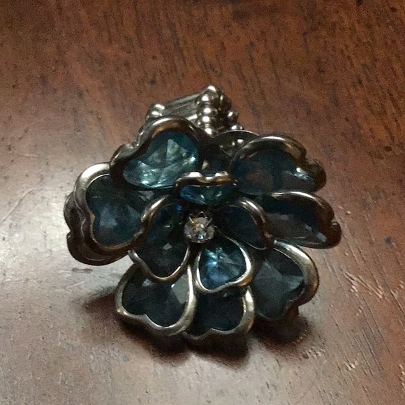 Unbranded Ring and two hair clips - Picture 3 of 3